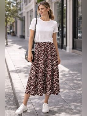 Stylish Sanctuary midi skirt featuring a bold leopard print.